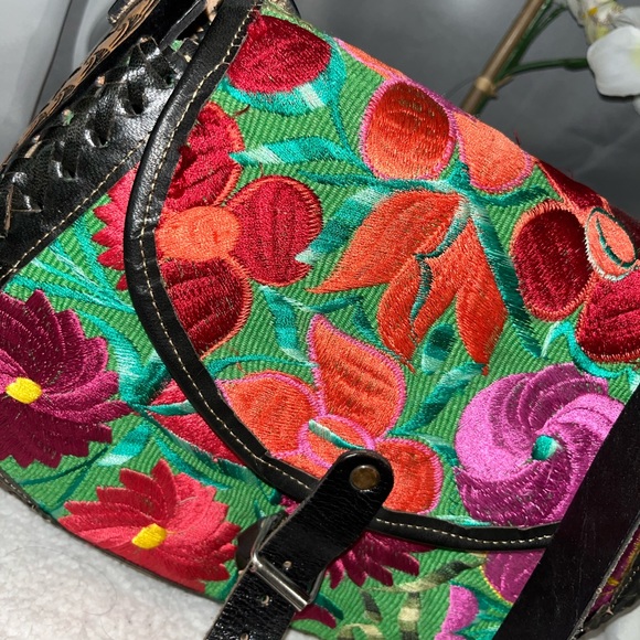 💐 Beautiful Hand Crafted Handbag 💐 - Picture 2 of 11